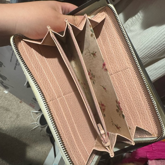 White GUCCI wallet - Picture 3 of 3